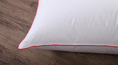 L'anatra di 75% giù mette le piume alla conduttura rossa del cotone del cuscino per l'inserzione domestica del cuscino dell'hotel
