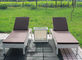 Singola chaise-lounge beige di lettino del rattan con anti UV posteriore regolabile