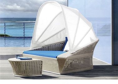 Chaise longue a metà ovali della mobilia del patio del letto di Sun del rattan del PE di stile con il baldacchino