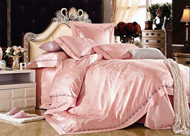 La lettiera di seta del raso elegante rosso mette la lamiera piana della bella federa della biancheria da letto